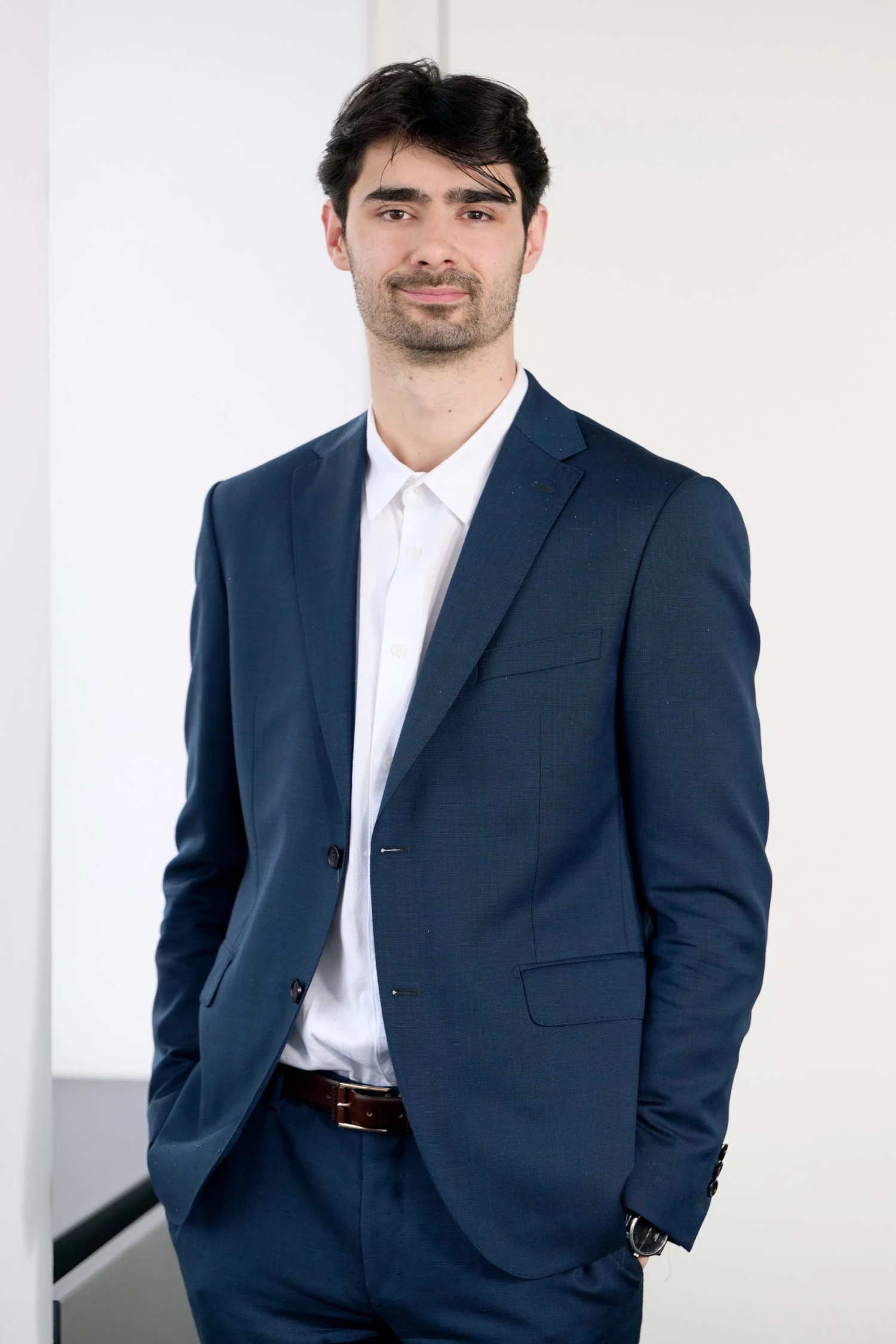 Business-Porträt eines Mannes im blauen Anzug und weißem Hemd im Büro